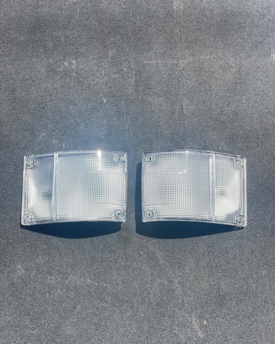 Nissan Caravan E24 corner light, front — photo 1