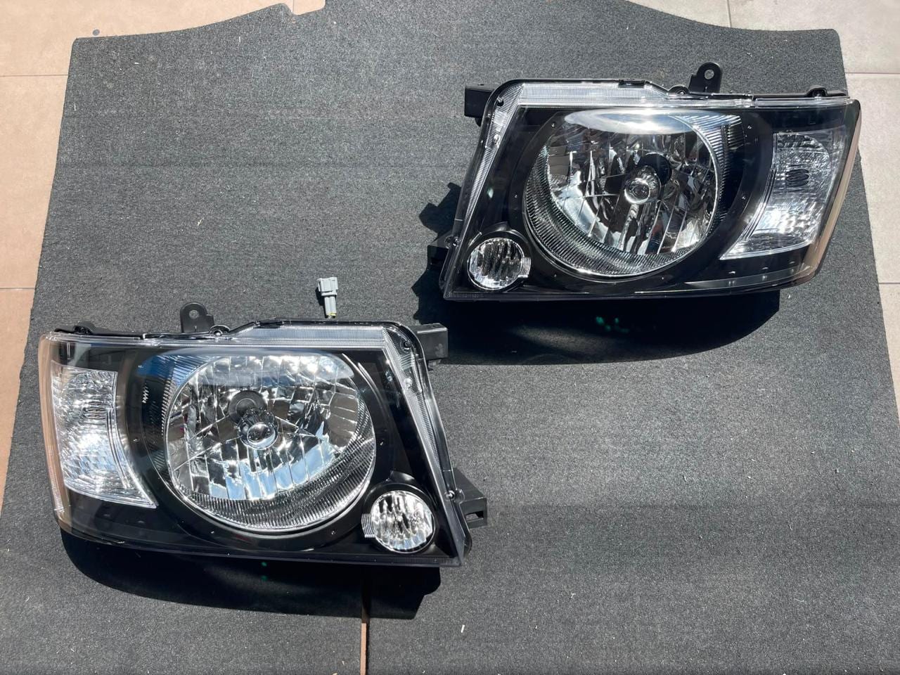Nissan Patrol Y61 headlight (black), front — photo 1