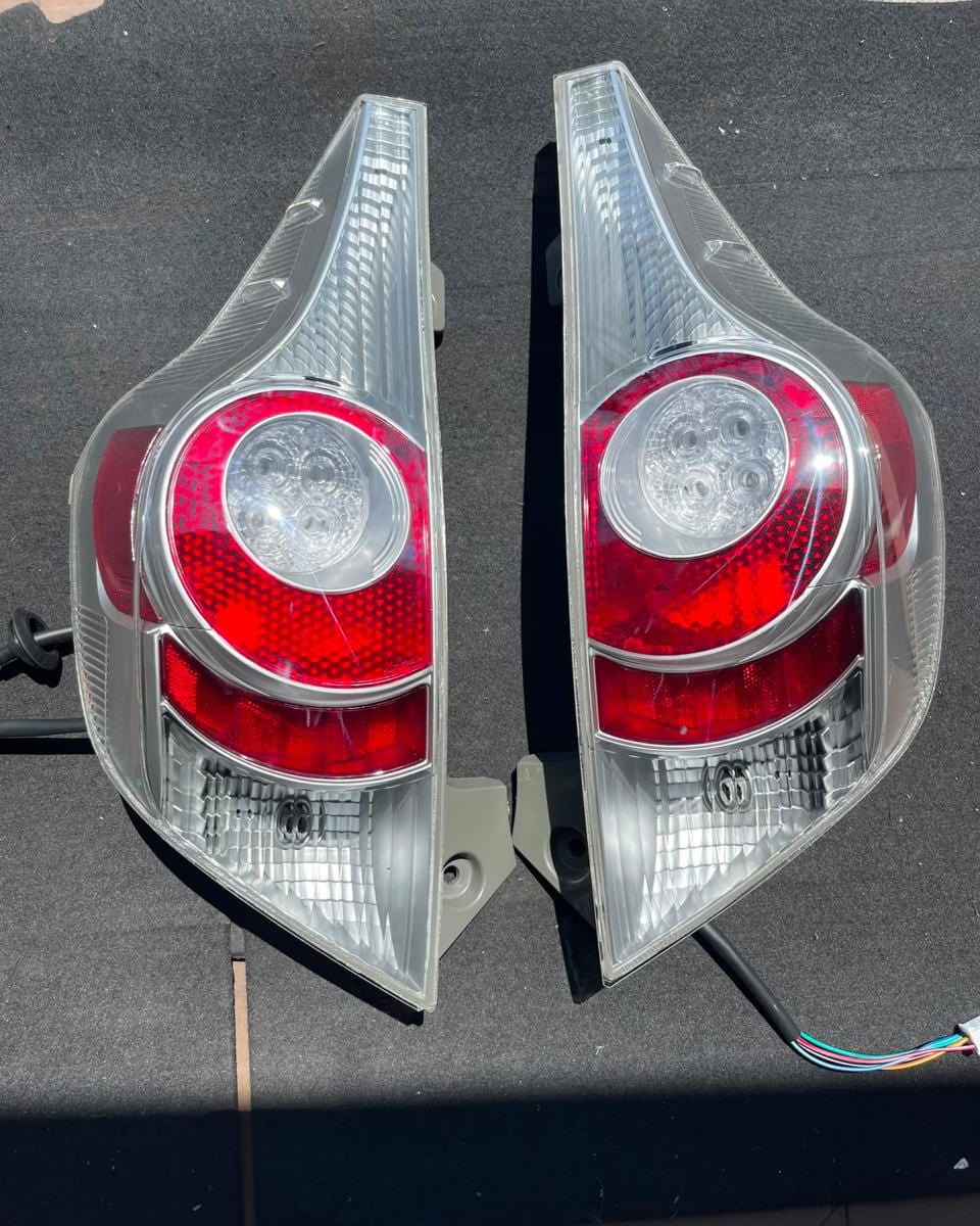 Toyota Aqua NHP10 tail light, front — photo 1