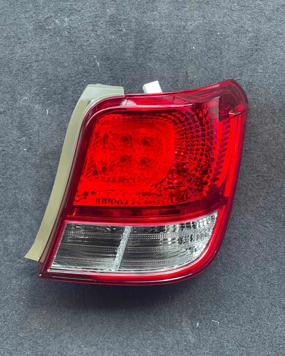 Toyota Axio ZRE161 tail light, front — photo 1
