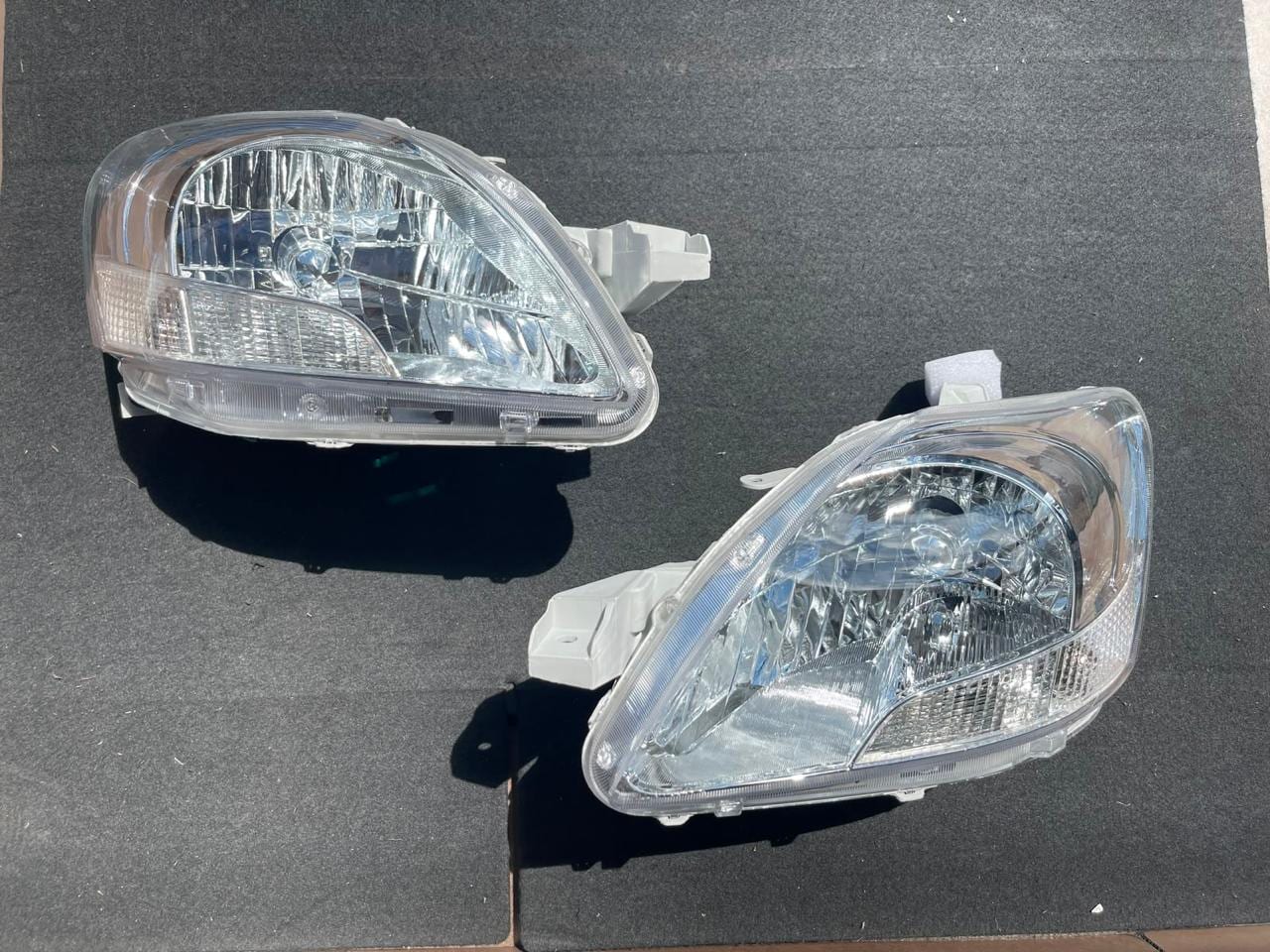 Toyota Belta  headlight, front — photo 1