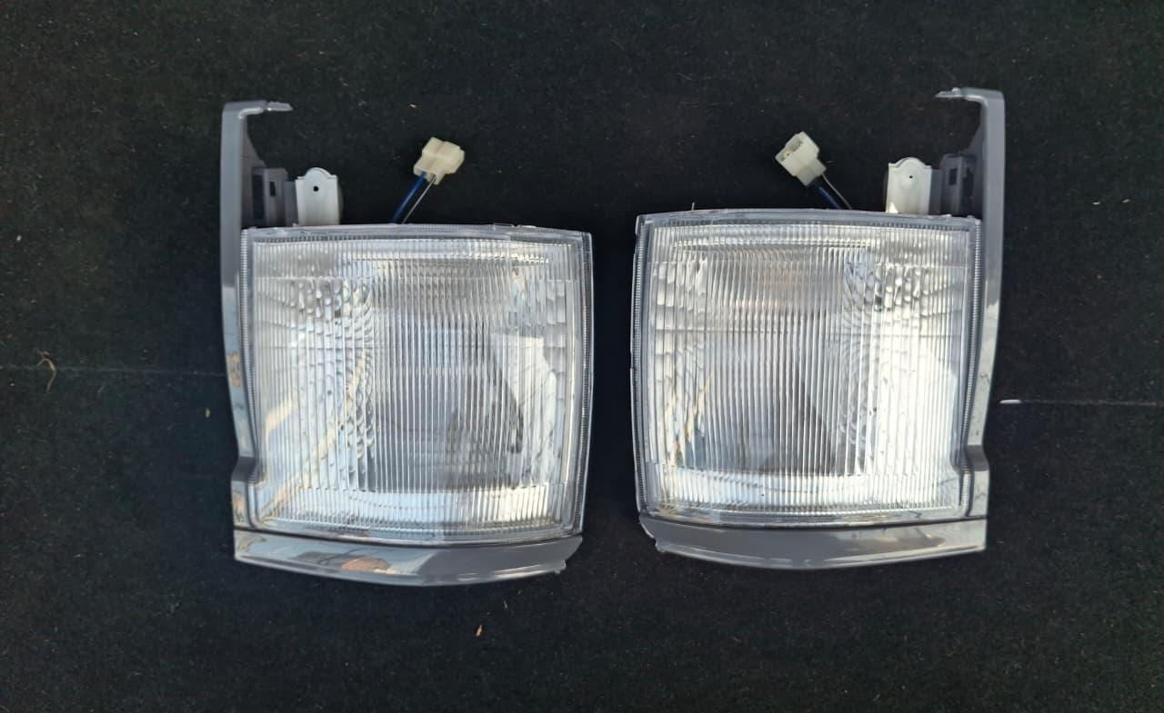 Toyota Hiace LH113 corner light, front — photo 1