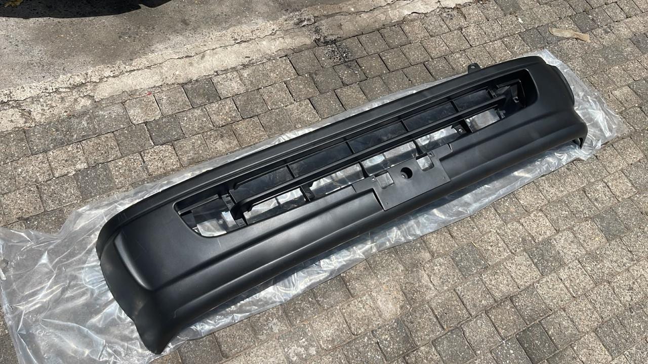 Toyota Hiace LH113/LH172 front bumper, front — photo 1