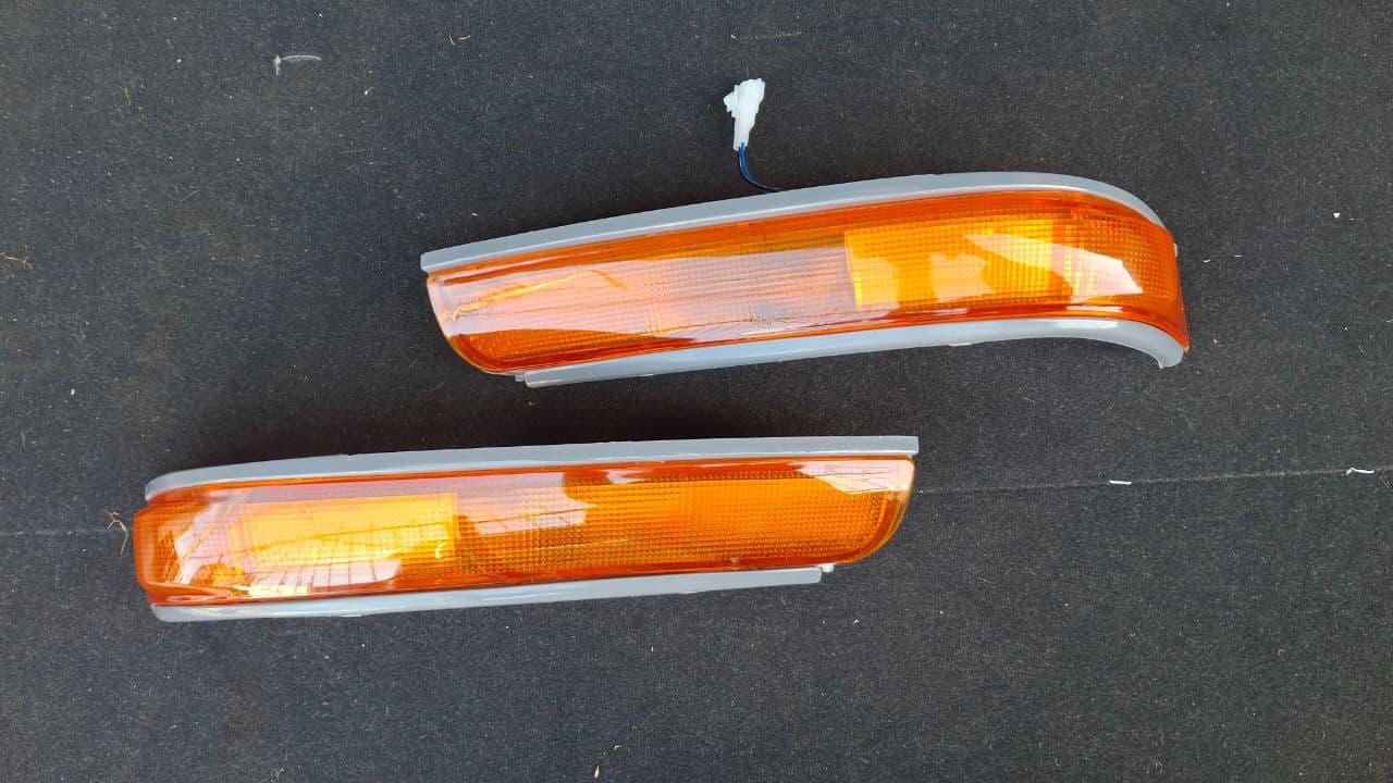 Toyota Hiace LH113 signal light, front — photo 1