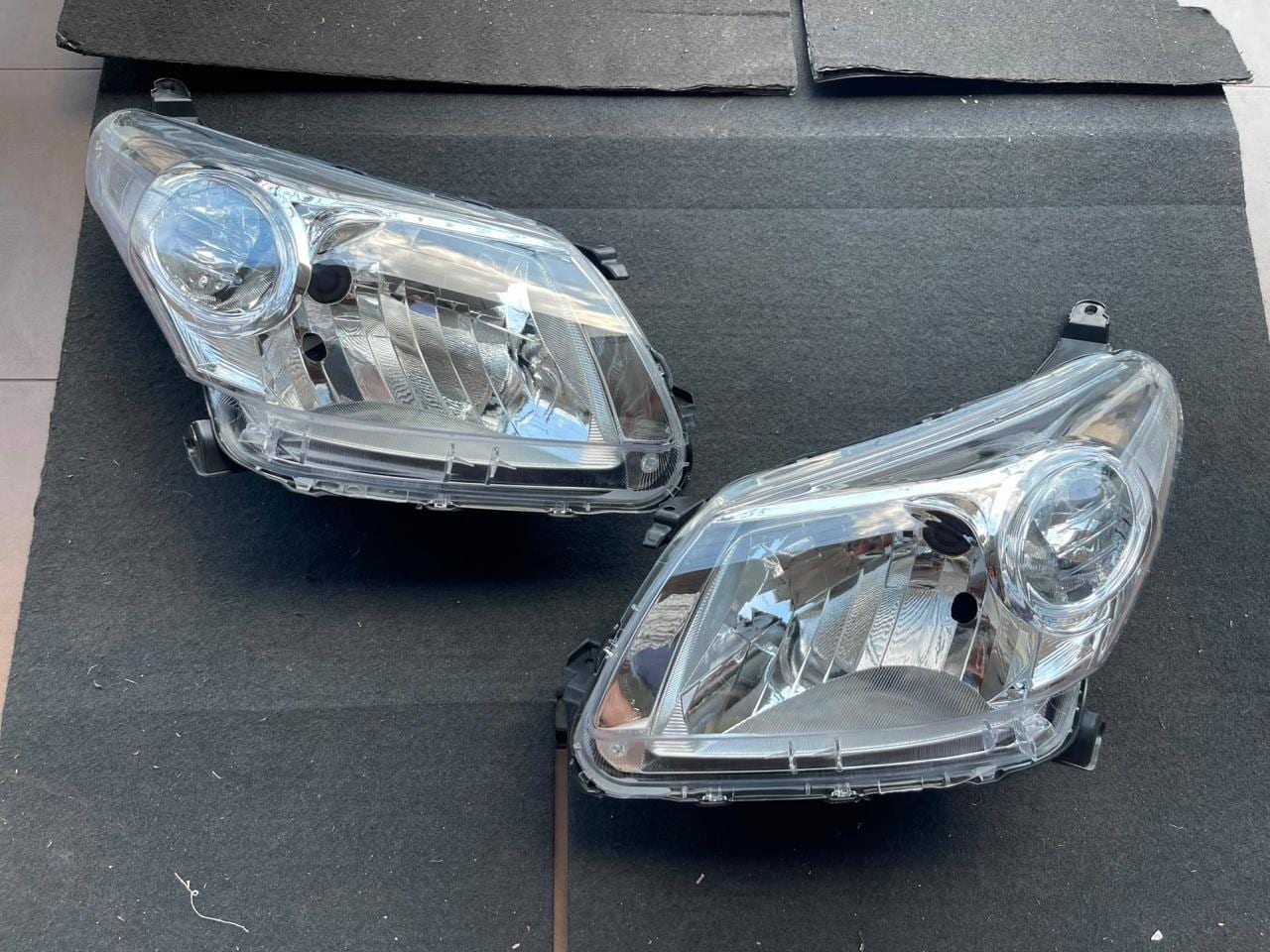 Toyota IST NCP110 headlight, front — photo 1