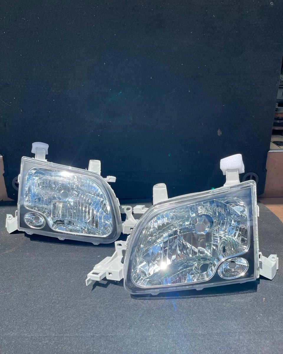 Toyota Noah CR41/KR41 headlight (crystal), front — photo 1