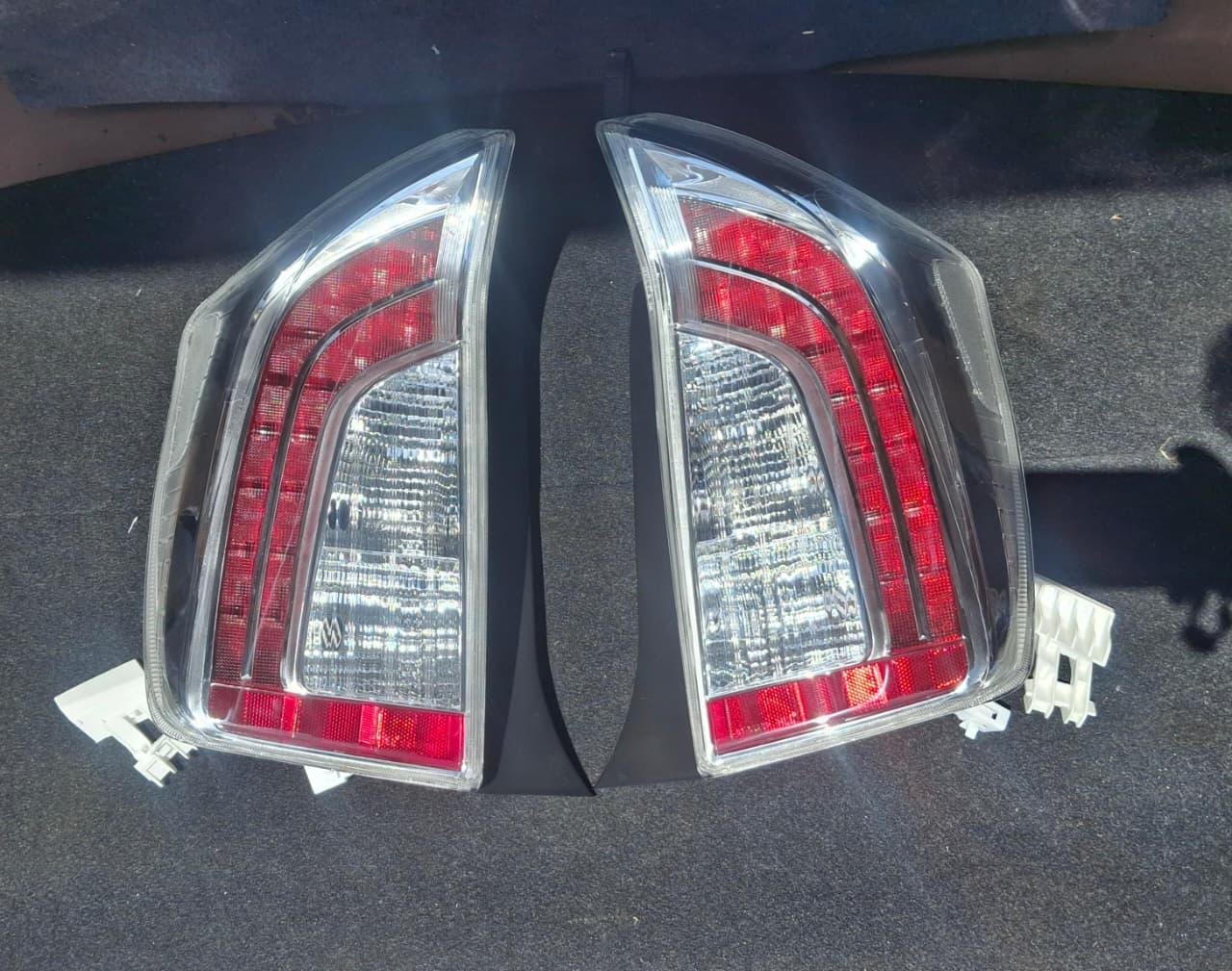 Toyota Prius ZVW30 tail light, front — photo 1